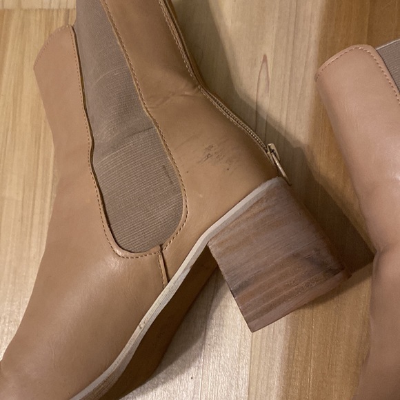 Women’s Tan Chelsea Boots - Picture 8 of 8